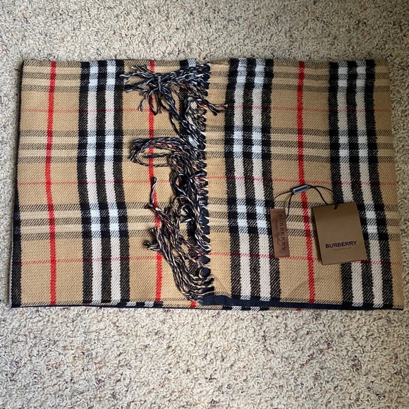 Burberry Scarf - Picture 3 of 4